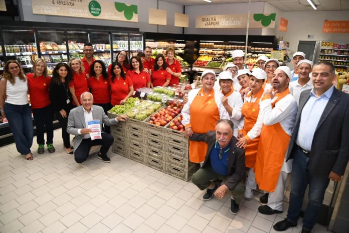 Lo staff del supermercato insieme ai vertici di Cofra e di Conad