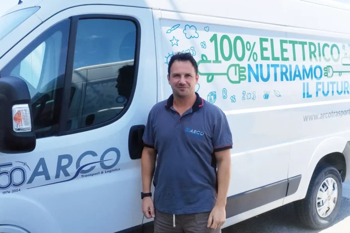 Il neo presidente della cooperativa Arco 3 di Cotignola, insieme a uno dei mezzi 100% elettrici della cooperativa