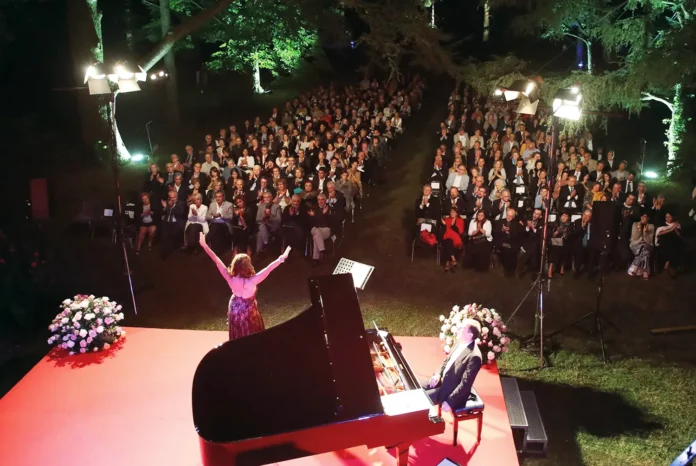 Un concerto con i musicisti sul palco e il pubblico che li guarda
