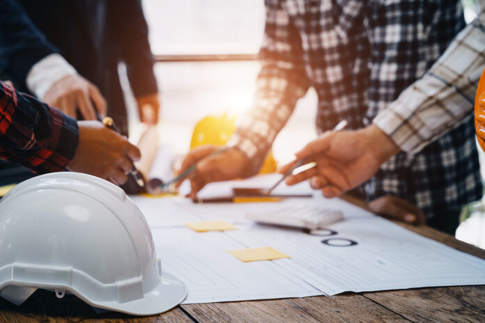 Quattro persone che stanno progettando su un foglio