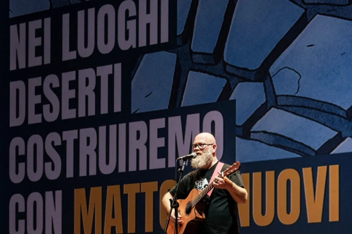 Musicista sul palco suona la chitarra