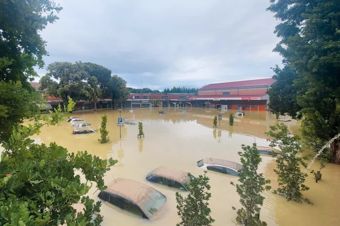 Le macchine e i palazzi sommersi dopo l'alluvione a Faenza