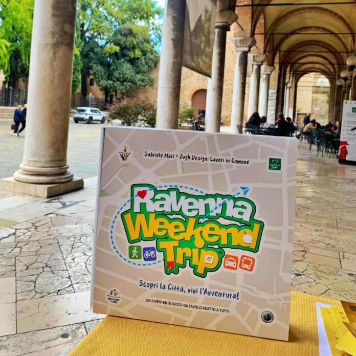 Il gioco da tavolo Ravenna Weekend Trip poggiato su un tavolo, sotto un porticato