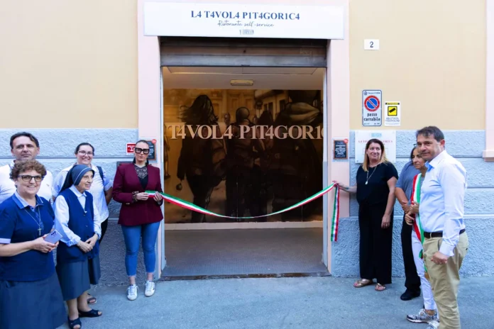 Il taglio del nastro dei nuovi locali della Tavola Pitagorica