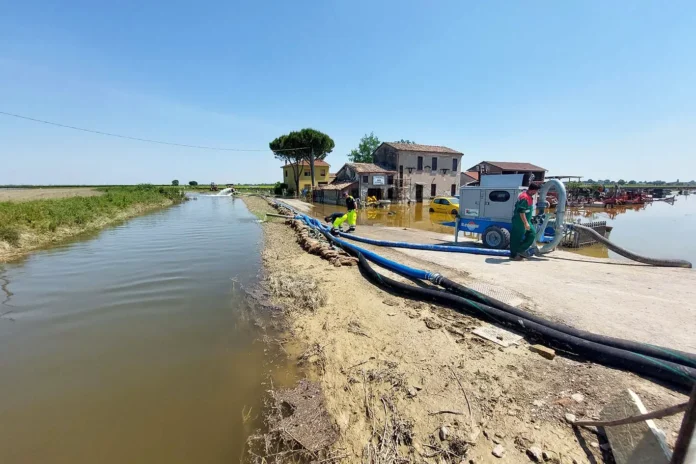 I fiumi in piena durante l'alluvione a Villanova