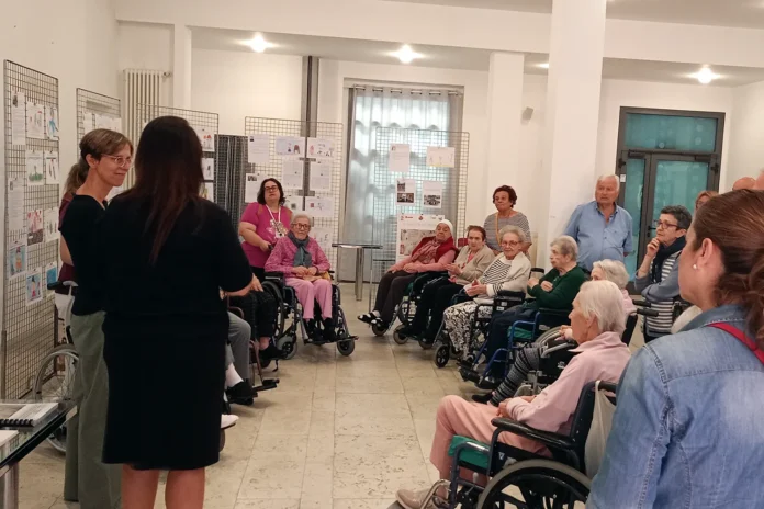 I disegni e i racconti raccolti durante le diverse fasi del progetto esposti alla mostra del Cassetto dei Ricordi