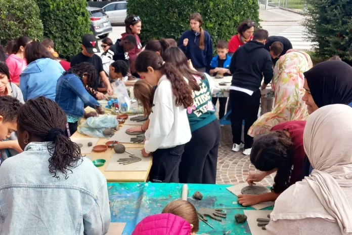 Gruppo che lavora all’evento Mani per la Pace