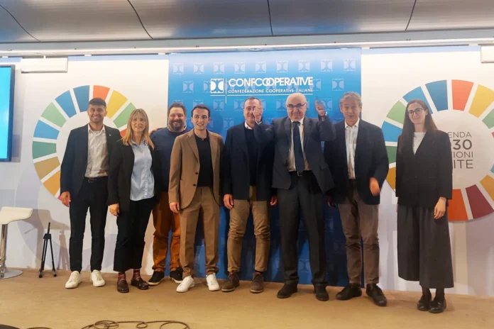 I vertici della cooperativa Terzo Millennio insieme al presidente nazionale di Confcooperative e alla delegazione di Confcooperative Romagna