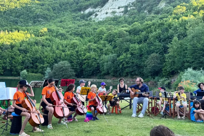 Giovani musicisti in mezzo alla natura