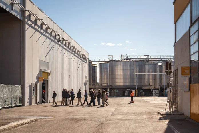 Le persone all'inaugurazione del nuovo impianto per la produzione di acido tartarico naturale