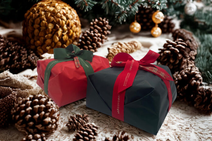 Due panettoni di CavaRei in mezzo a decorazioni natalizie