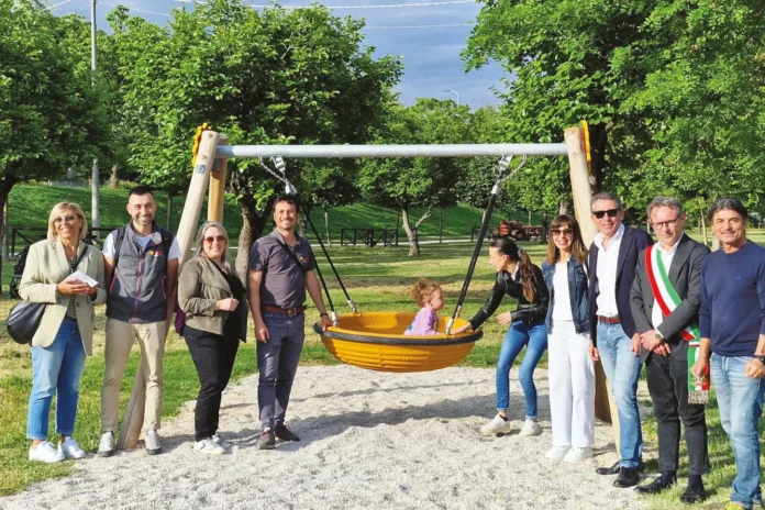 Foto di gruppo con la nuova altalena