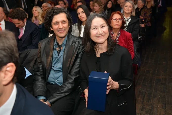 Ermanna Montanari a Roma per la consegna del riconoscimento. Accanto a lei il cantautore e scrittore Ermal Meta