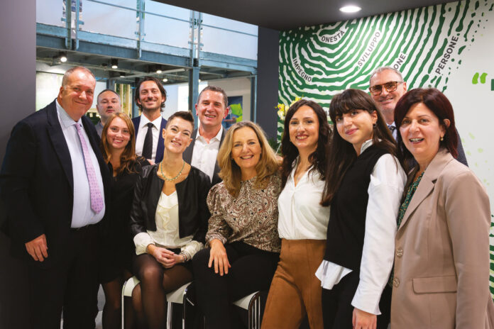 Foto di gruppo dello staff di Ciclat Trasporti Ambiente nel proprio stand di Ecomondo