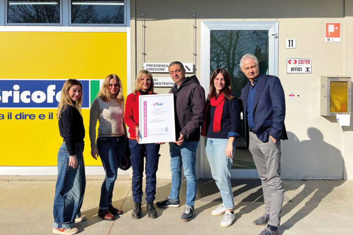 Il Comitato per la Parità di genere di Cofra con in mano il certificato