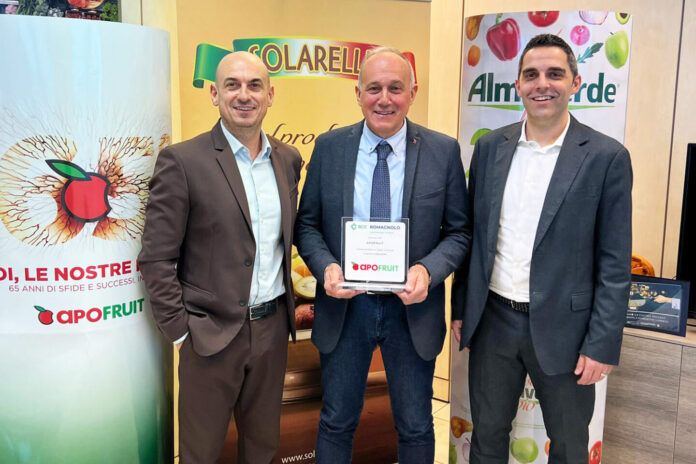 Il team di Apofruit che regge tra le mani il finanziamento