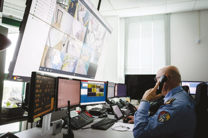 Un operatore al telefono nella centrale operativa di Colas Vigilanza