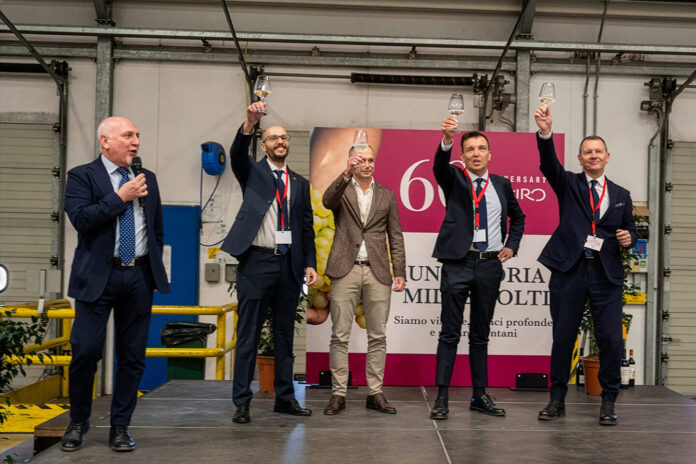 I vertici di Caviro sul palco che brindano ai 60 anni del Gruppo