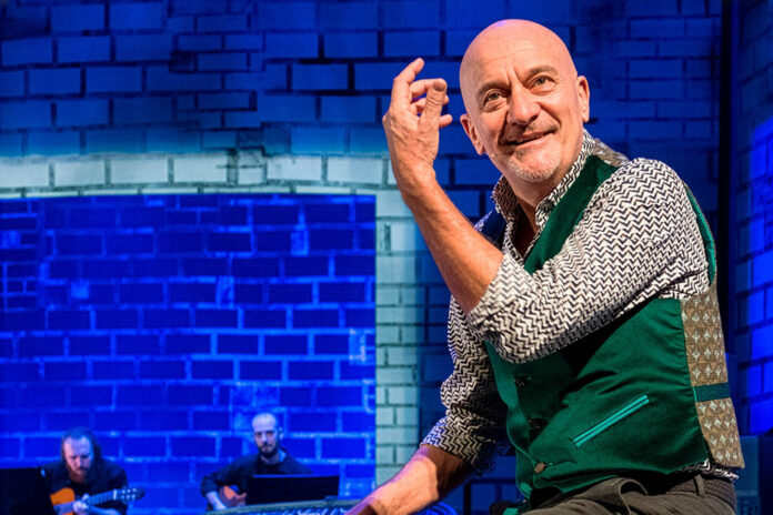 Primo piano di Claudio Bisio durante lo spettacolo