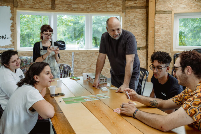 Un gruppo di ragazzi che giocano ad un gioco da tavolo