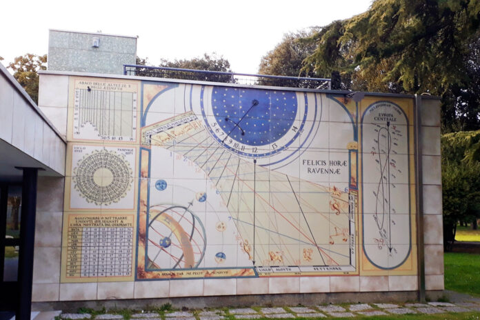 Il pannello in ceramica all’esterno del Planetario di Ravenna