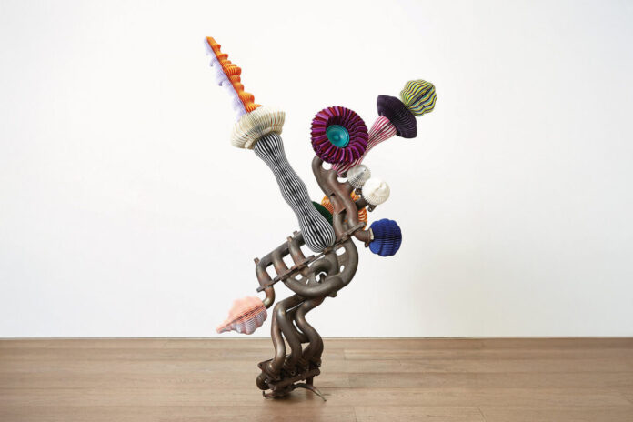 Una scultura a forma di fiore di Keita Miyazaki realizzata con parti metalliche e origami