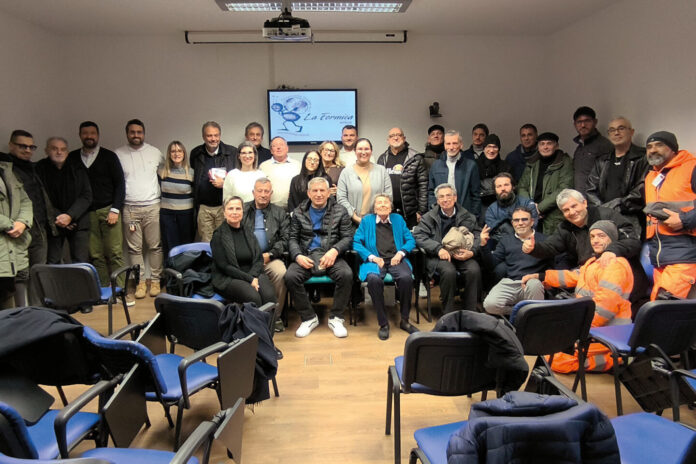 Foto di gruppo durante l’assemblea dei soci di dicembre 2025