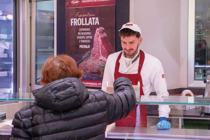 Il bancone Clai con un dipendente che sta servendo una cliente