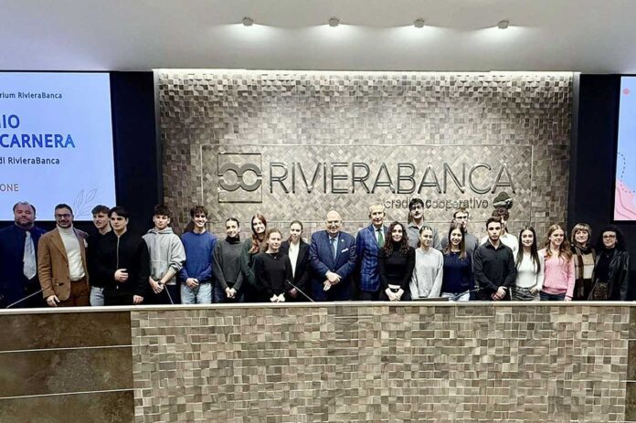 I giovani che hanno ricevuto il Premio Scarnera insieme ai dirigenti di RivieraBanca
