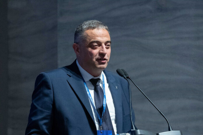 Roberto Savini, presidente Confcooperative Romagna-Estense, che tiene un discorso al microfono