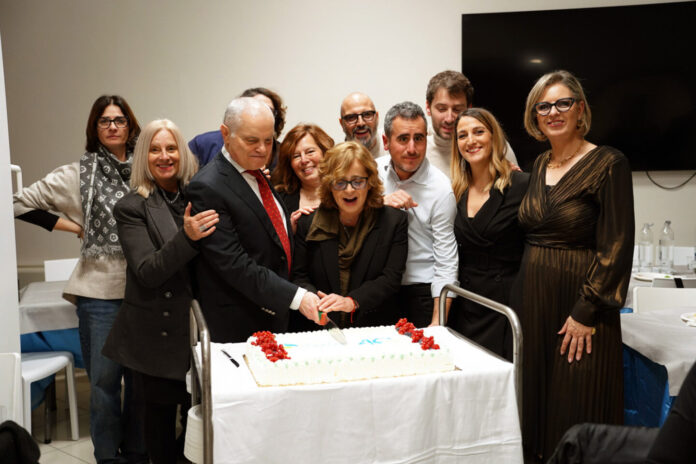 Il taglio della torta per i 40 anni di attività della cooperativa sociale Serena