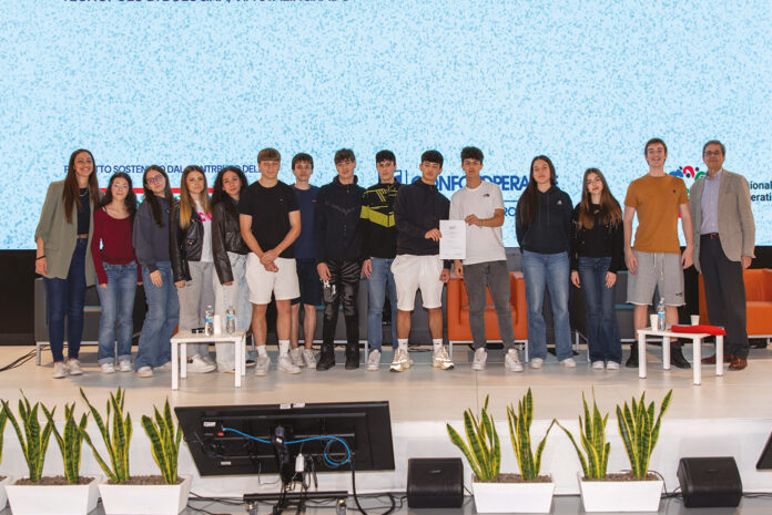 Foto di gruppo degli studenti che hanno partecipato al progetto Scoop