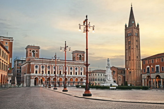 Una foto della piazza di Forlì