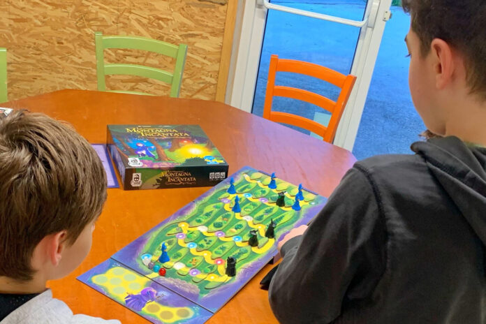 due bambini che stanno facendo un gioco da tavolo
