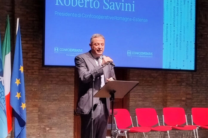 Roberto Savini al microfono mentre tiene un discorso