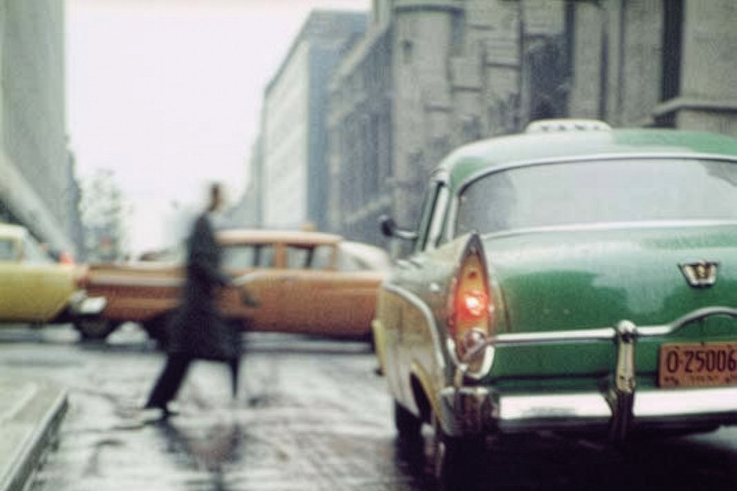Una fotografia a colori di un taxi in giro per la città