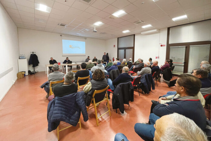 Un assemblea con varie persone sedute
