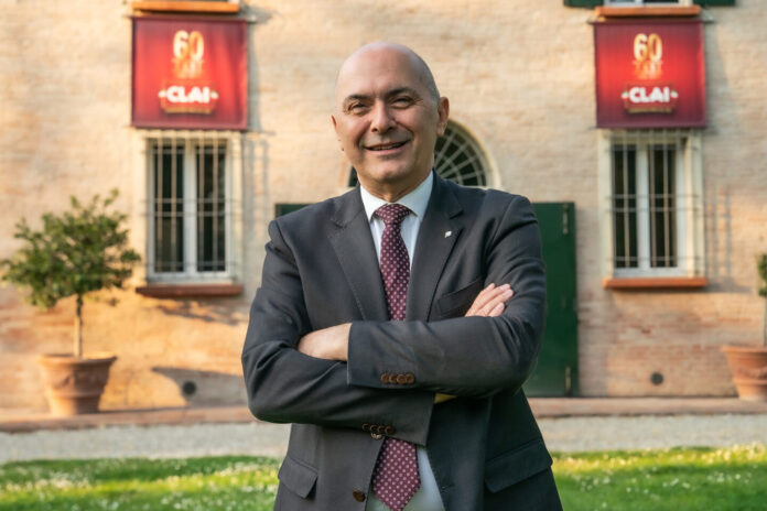 Una foto a mezzo busto di Antonio Giovanetti in giacca e cravatta