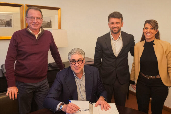 Foto di gruppo di 4 persone attorno a un tavolo