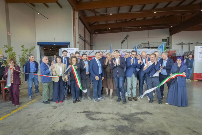 Il taglio del nastro all'inaugurazione della Festa