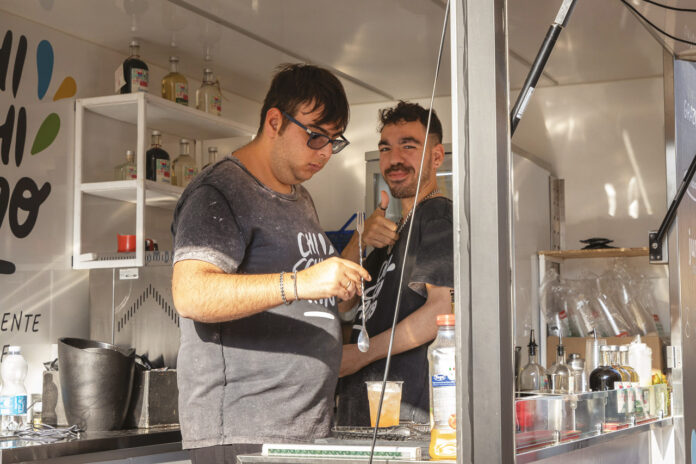 Il bar-truck Chicchiamo con due persone che lavorano
