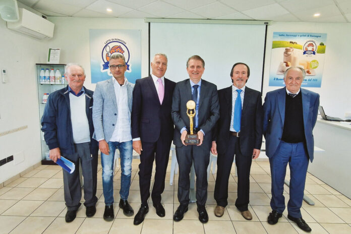 Una foto di gruppo dei vertici della Centrale del Latte con in mano il premio Italian Cheese Awards