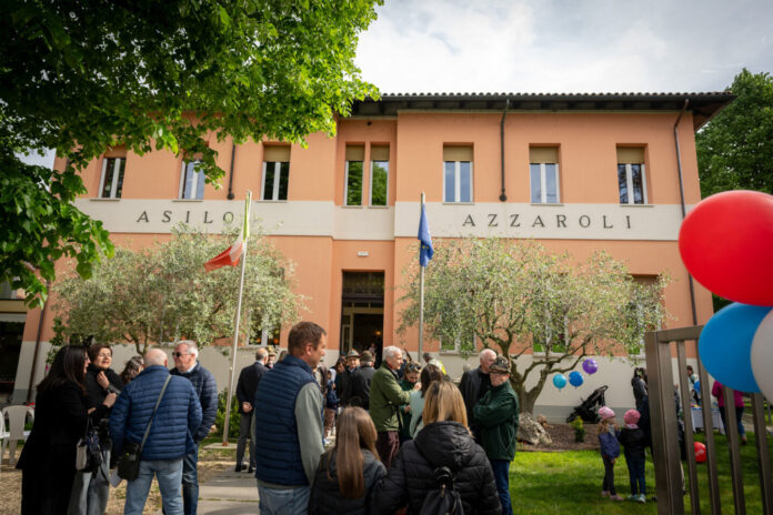 Il giardino dell'asilo decorato con palloncini