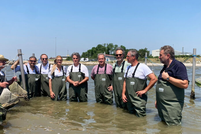 I lavoratori e i vertici di Confcooperative immersi nell'acqua per vedere gli impianti delle ostriche